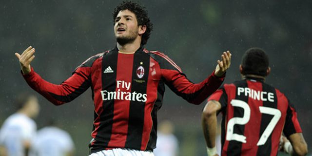 Review: Lumat Napoli, Milan Kokohkan Posisi