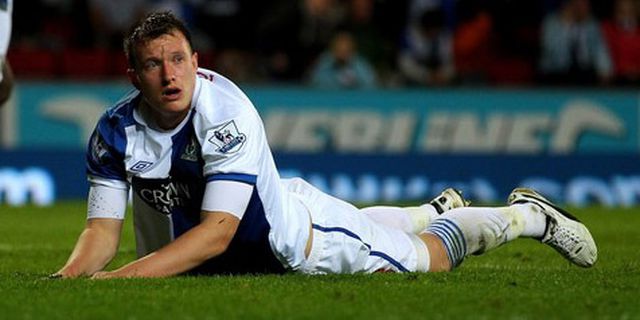 Tes Medis, Phil Jones Menuju United Tes Medis, Phil Jones Menuju United