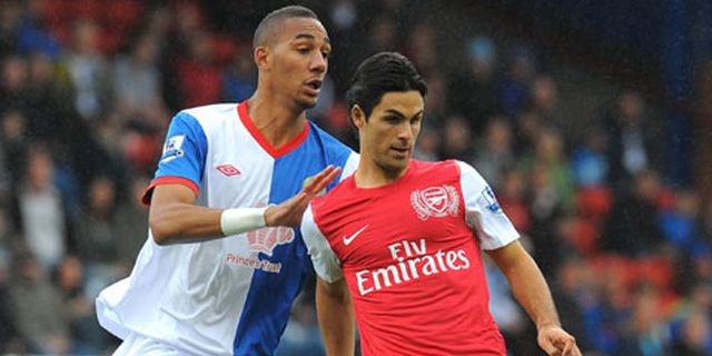 Review: Dua Gol Bunuh Diri, Arsenal Tumbang Review: Dua Gol Bunuh Diri, Arsenal Tumbang