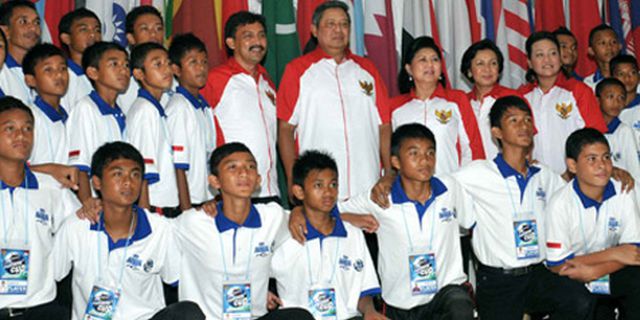 Menpora Lepas Tim Junior Indonesia Menuju Madrid