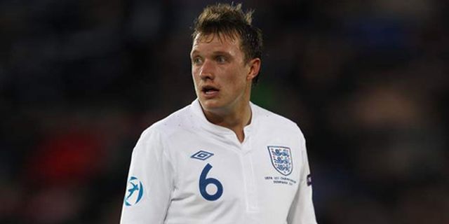 Richards: Phil Jones Kapten Masa Depan Inggris
