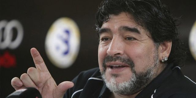 Maradona Raih Gelar Kehormatan Knight Shield