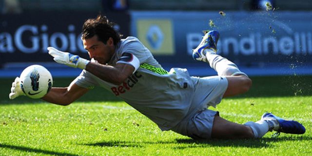 Buffon Alami Cedera Bahu Lagi