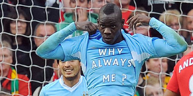 Penjelasan Balotelli Untuk Kaus 'Why Always Me?' Penjelasan Balotelli Untuk Kaus 'Why Always Me?'
