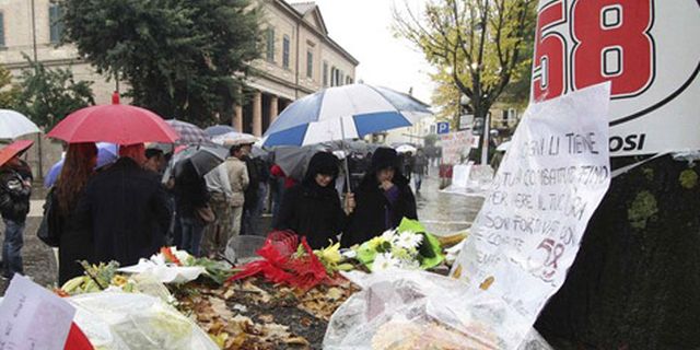 Ribuan Fans Beri Penghormatan Terakhir Untuk Simoncelli Ribuan Fans Beri Penghormatan Terakhir Untuk Simoncelli