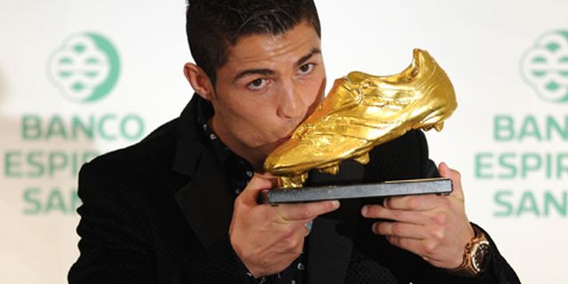 Ronaldo Terima Sepatu Emas Eropa Ronaldo Terima Sepatu Emas Eropa