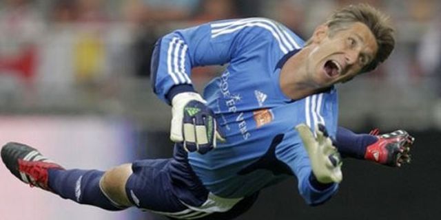 Van Der Sar: United Harus Perbaiki Lini Tengah