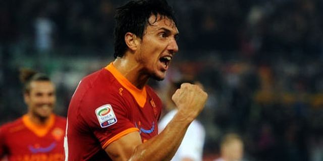 Totti Kirimkan Dukungan Untuk Burdisso Totti Kirimkan Dukungan Untuk Burdisso