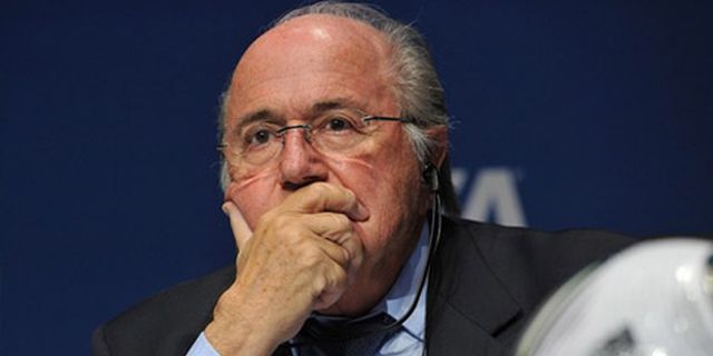 Kontroversi Rasisme, Blatter Dituntut Mundur Kontroversi Rasisme, Blatter Dituntut Mundur