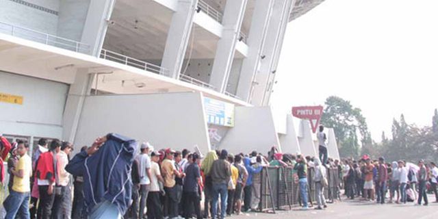 Tiket Habis, Massa Bakar Loket GBK Tiket Habis, Massa Bakar Loket GBK