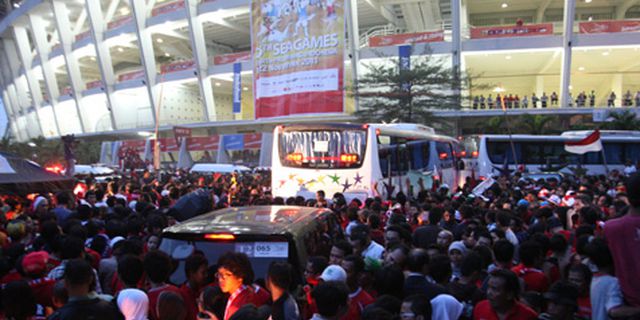 KONI Santuni Keluarga Korban Meninggal di SUGBK KONI Santuni Keluarga Korban Meninggal di SUGBK