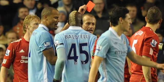 Balotelli Rusakkan Pintu Kamar Ganti Anfield