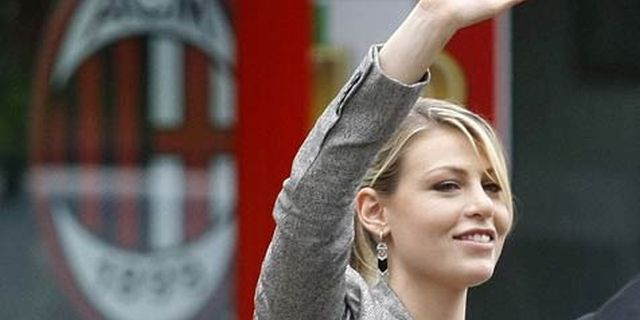 Barbara Berlusconi: Fans Inginkan Kembalinya Ayah Barbara Berlusconi: Fans Inginkan Kembalinya Ayah