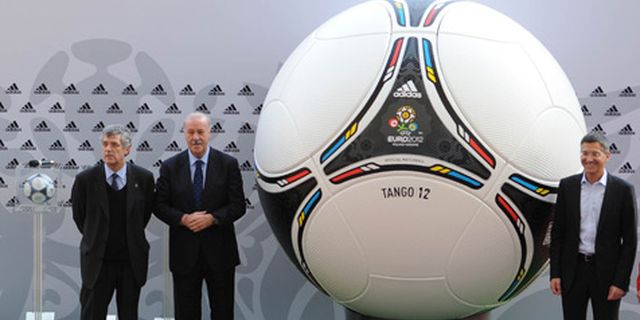 Bola Resmi Piala Eropa 2012 Resmi Diluncurkan Bola Resmi Piala Eropa 2012 Resmi Diluncurkan