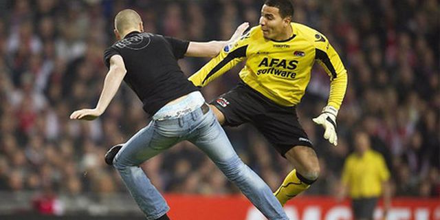 Kiper AZ Tendang Suporter Ajax, Laga Piala Belanda Dihentikan Kiper AZ Tendang Suporter Ajax, Laga Piala Belanda Dihentikan