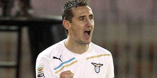 Gila, Tukang Pos Cium Kaki Klose Gila, Tukang Pos Cium Kaki Klose