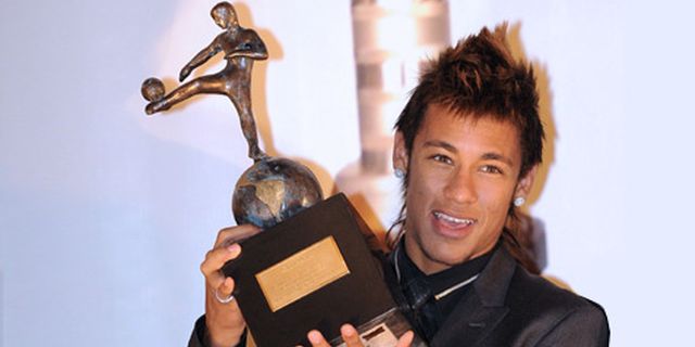 Neymar Sabet Trofi Pemain Terbaik Amerika Selatan Neymar Sabet Trofi Pemain Terbaik Amerika Selatan