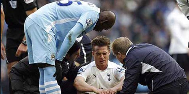 Redknapp: Balotelli Menendang Kepala Parker