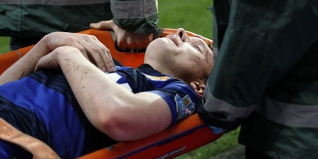 Phil Jones Cedera, Diperkirakan Absen 3 Minggu Phil Jones Cedera, Diperkirakan Absen 3 Minggu