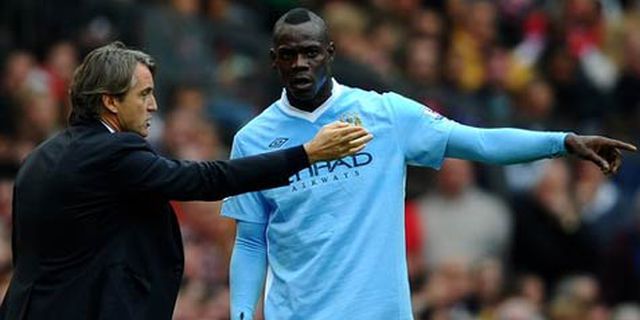 Balotelli Dihukum, Mancini Kecam Wasit Howard Webb Balotelli Dihukum, Mancini Kecam Wasit Howard Webb