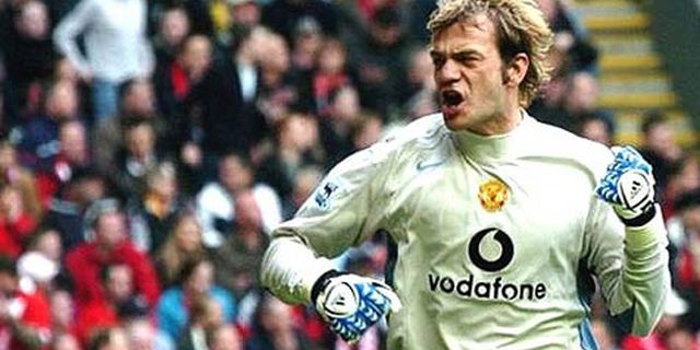 Kiper Veteran Roy Carroll Berlabuh di Olympiacos Kiper Veteran Roy Carroll Berlabuh di Olympiacos