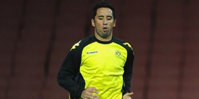 City dan Arsenal Terus Amati Lucas Barrios City dan Arsenal Terus Amati Lucas Barrios
