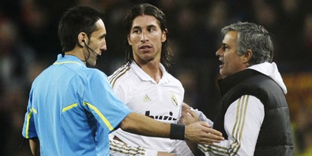Mourinho Anggap Wasit Menangkan Barca Mourinho Anggap Wasit Menangkan Barca