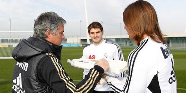 Mourinho Tak Semangat Rayakan Hari Ultahnya Mourinho Tak Semangat Rayakan Hari Ultahnya