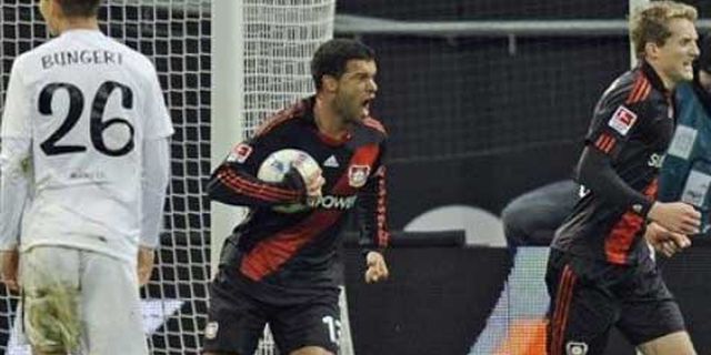 Ballack Bertahan di Leverkusen Hingga Akhir Musim