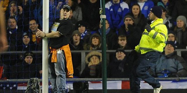 Laga Everton vs City Sempat Dihiasi Aksi Protes Borgol Diri Laga Everton vs City Sempat Dihiasi Aksi Protes Borgol Diri