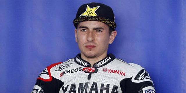 Lorenzo Berlatih Untuk Dapatkan SIM Motor Lorenzo Berlatih Untuk Dapatkan SIM Motor