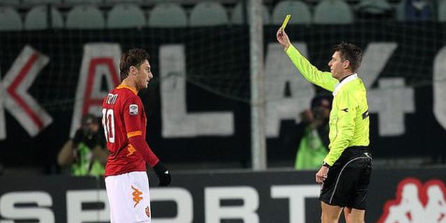 Totti dan 12 Pemain Lain Diskors Satu Laga Totti dan 12 Pemain Lain Diskors Satu Laga