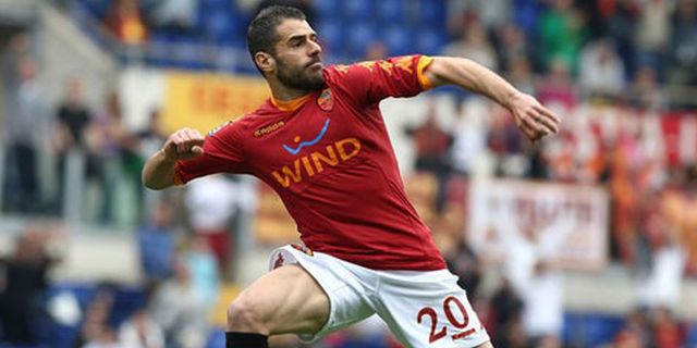 Roma Perpanjang Kontrak Simone Perrotta