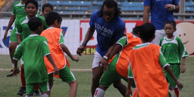 Edgar Davids Tularkan Skil Bola Kepada Anak Indonesia Edgar Davids Tularkan Skil Bola Kepada Anak Indonesia
