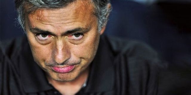 Mourinho Tolak Disalahkan Atas Dicoretnya Albiol