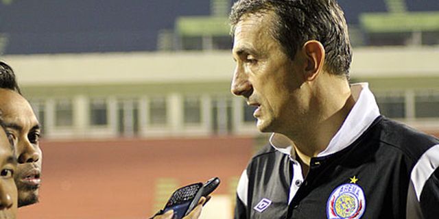 Milomir Seslija Tertarik Latih Arema ISL Milomir Seslija Tertarik Latih Arema ISL