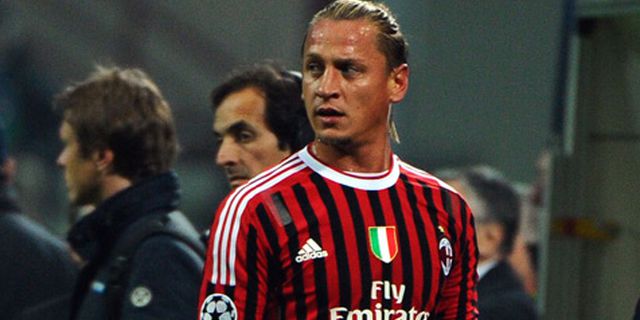Tinju Borriello, Mexes Diskors Tiga Laga