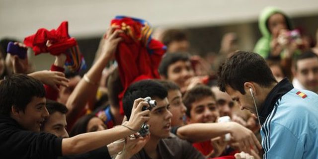 Fabregas Tanda Tangani Kaos Mesut Ozil