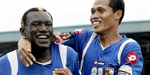 ISL Review: Hat-trick Zaenal Arif Kandaskan Gresik ISL Review: Hat-trick Zaenal Arif Kandaskan Gresik