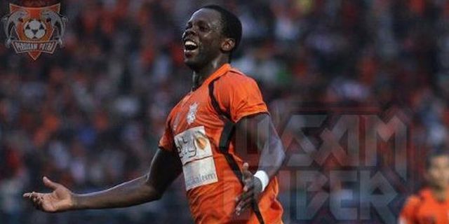 Terjatuh Saat Pasang Lampu, Striker Persisam Harus Operasi