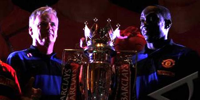 Dwight Yorke Pamerkan Trofi United di Indonesia