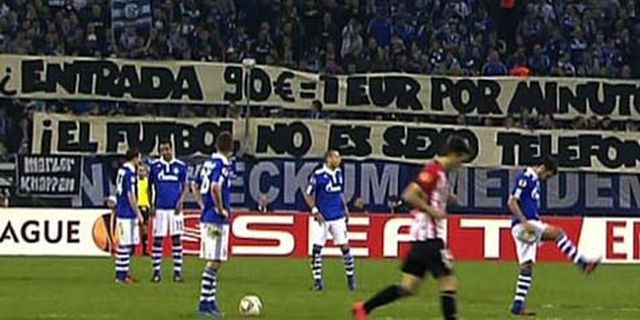 Spanduk Fans Schalke: Sepak Bola Bukanlah Phone Sex Spanduk Fans Schalke: Sepak Bola Bukanlah Phone Sex