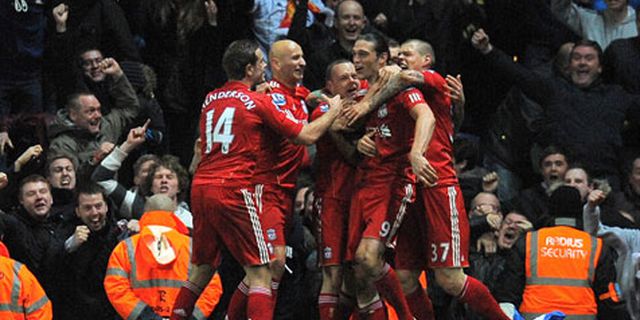 Review: Carroll Terbangkan Sepuluh Pemain Liverpool
