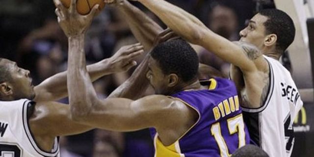 World Peace-Bynum Menggila, Lakers Taklukkan Spurs World Peace-Bynum Menggila, Lakers Taklukkan Spurs