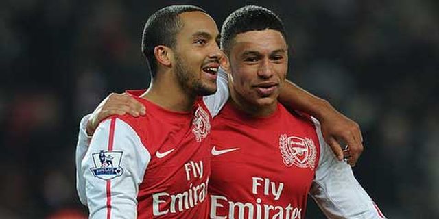 Walcott Tak Khawatir Disaingi Chamberlain Walcott Tak Khawatir Disaingi Chamberlain