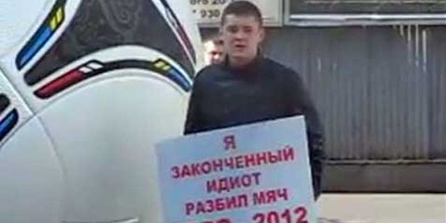 Jadi 'Idiot' Karena Merusak Bola Euro 2012 Jadi 'Idiot' Karena Merusak Bola Euro 2012