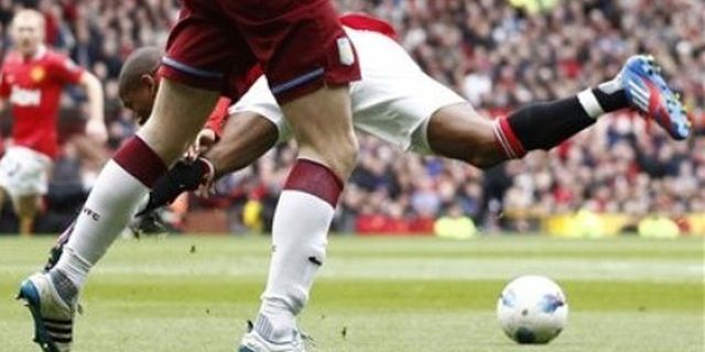 Ferguson Peringatkan Young Soal Diving Ferguson Peringatkan Young Soal Diving