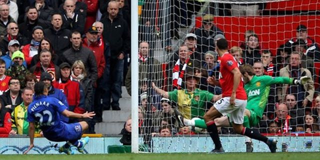 Steven Pienaar Jadi Buronan Pengadilan
