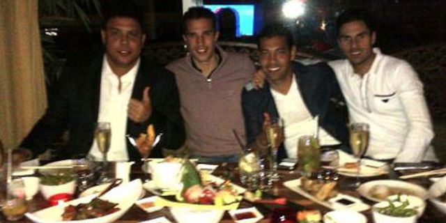 Didampingi Ronaldo, RVP Saksikan Derita Barca Didampingi Ronaldo, RVP Saksikan Derita Barca