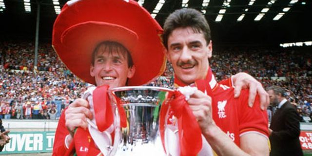 Dalglish Ingin Sandingkan Carling Cup dan FA Cup
